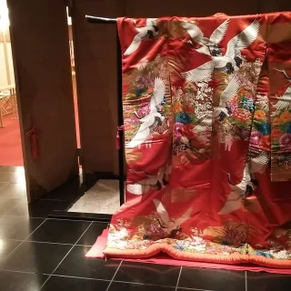 神殿の入り口に素敵な色打ち掛けが飾られていた