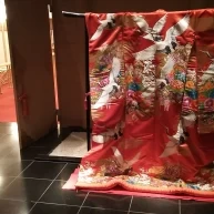 神殿の入り口に素敵な色打ち掛けが飾られていた