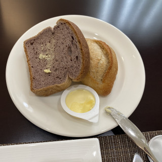 黒米粉のパンとプチフランスパン