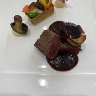 国産牛フィレ肉のロティとフォアグラのポアレ
赤ワインソース