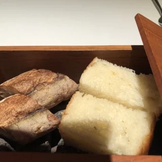 熱い石の上にのったパン