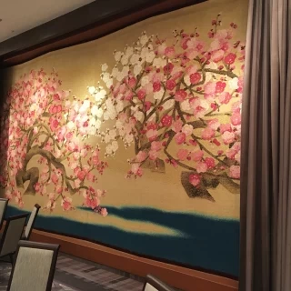 披露宴会場にある緞帳です(見学時に撮影)