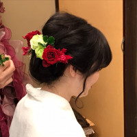 ドレスに合わせた、生花の髪飾り。