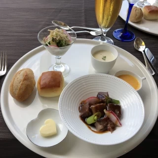 試食ではアルコールの試飲も可能で、デザートも付いてきました。