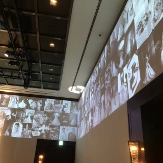 壁に写真を投影できます。