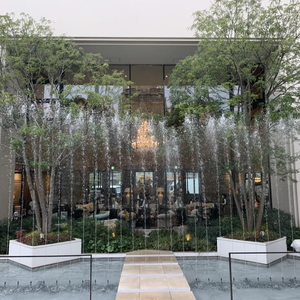 お城のような教会」｜天井がとても高く、正面にはステンドグラスがあり