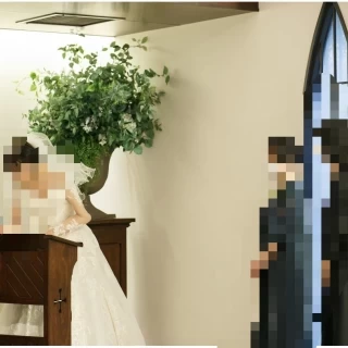 結婚証明書を書いているところ