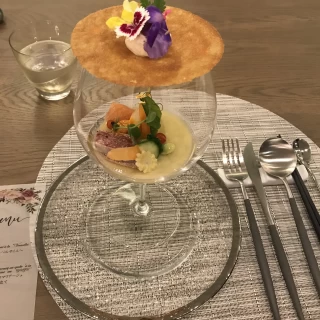 崩して食べるお料理。手が混んでいて美味しいです。