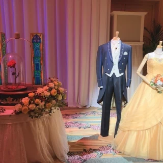 美女と野獣がテーマの披露宴会場。バラの演出もあります。