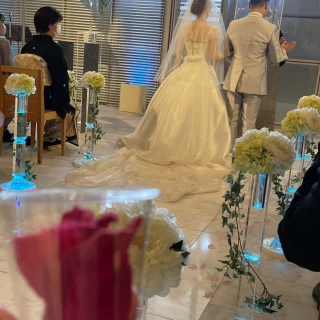 新郎新婦とフラワーシャワー