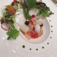 海老が美味しく、サラダの盛り付けが綺麗