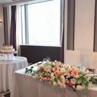 新郎新婦の席とケーキ、お花の装飾も素敵な1枚。