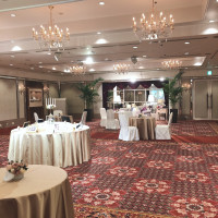 絨毯とシャンデリアがお洒落な披露宴会場