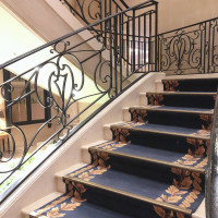 綺麗なデザインの絨毯が敷かれている階段。前撮りもあり。