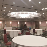 天井が低く、安心感のある、披露宴会場