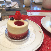 ホワイトチョコのムースのケーキはイチゴソースあり
