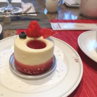 ホワイトチョコのムースのケーキはイチゴソースあり