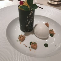 倒して中を開けて食べるワクワクするデザート