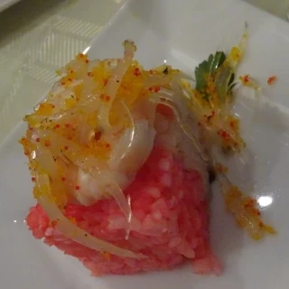 ちらし寿司は別に作られた物を提供。紅白の酢飯でステキ！