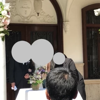お庭での指輪交換やケーキバイト。雰囲気の良い建物です。