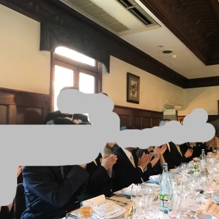 長テーブルで親族も友人と一緒に食事。