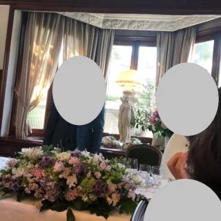 出窓の前に新郎新婦。ゲストとの距離が近いです。