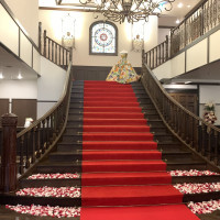 入り口入ると赤いカーペットが敷かれた階段が現れます。