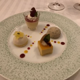 デザートも1皿に4種も乗っていて豪華