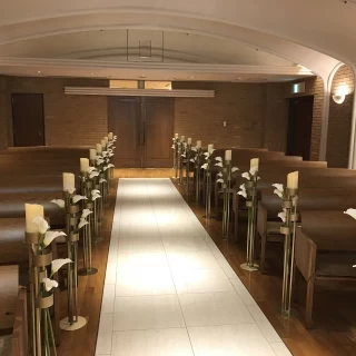 アーチ型のチャペル。写真で見るよりも天井の高さはある印象