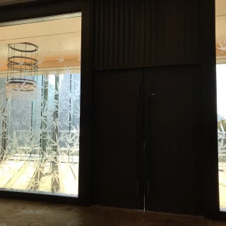山吹✳︎通路から自然光が差し込む。ガラスのデザインが綺麗