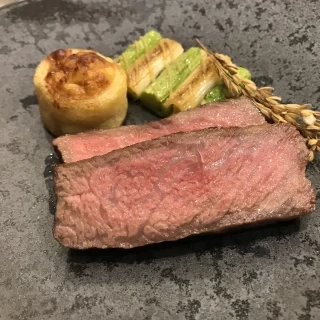 試食✳︎ 国産牛のサーロイン　岩塩と柚子風味のソースで