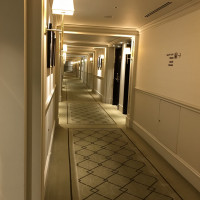 駅の南北にのびる長い客室の廊下