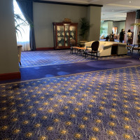 ロイヤルブルーの絨毯が美しい2階フロア