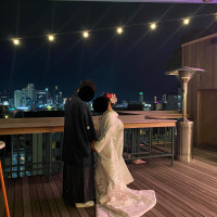 神戸の夜景を背景に写真撮影。