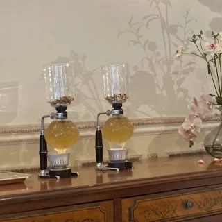 前菜のポルチーニスープはサイフォン式でこの後運ばれてきました