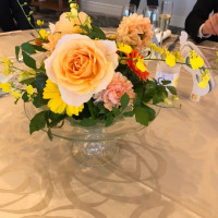 各テーブルのお花はオレンジや黄色で高砂と合わせました