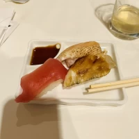 寿司バーでは好きなネタを選べます