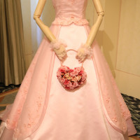 白雪姫イメージのカラードレスとブーケ