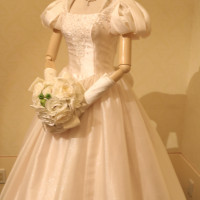 白雪姫イメージのウェディングドレスとブーケ