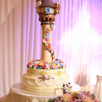 塔とラプンツェルの髪飾りをイメージしたイミテーションケーキ