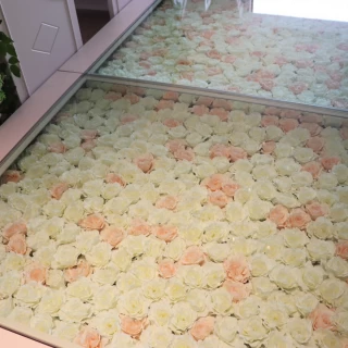 バラのバージンロードが素敵すぎる