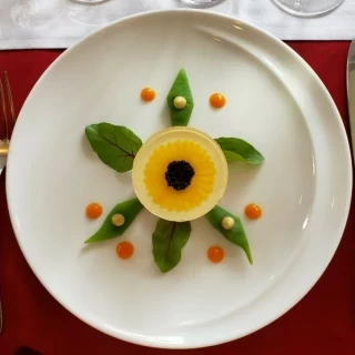 前菜。
お花の真ん中はキャビア。
