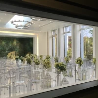 チャペル脇の小部屋(マジックミラーになっている)からの景色