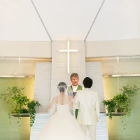 ★挙式会場
白と緑と水が合わさる
神秘的な空間です