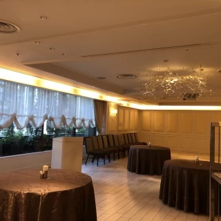 窓のある披露宴会場