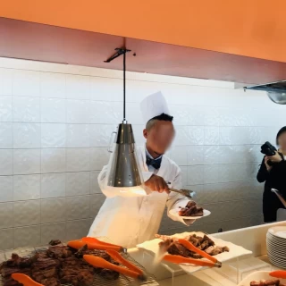 新郎がつぎわけてくれました
