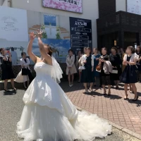 外でブーケトス