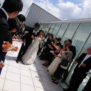 青空の下でアフターセレモニー|556022さんのホテルマリノアリゾート福岡の写真(967490)