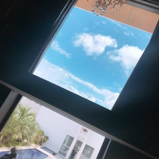 大階段に差し込む光