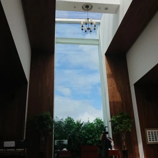 自然光が差し込む空のチャペル